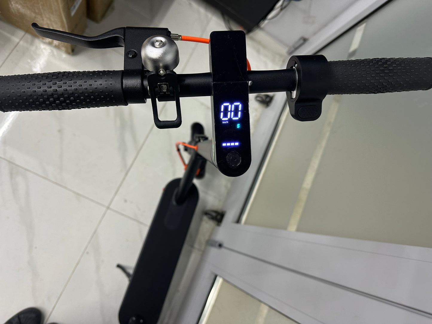 Scooter monopattino elettrico 500w di picco,350w 36v 10.4 ah autonomia 30-40km