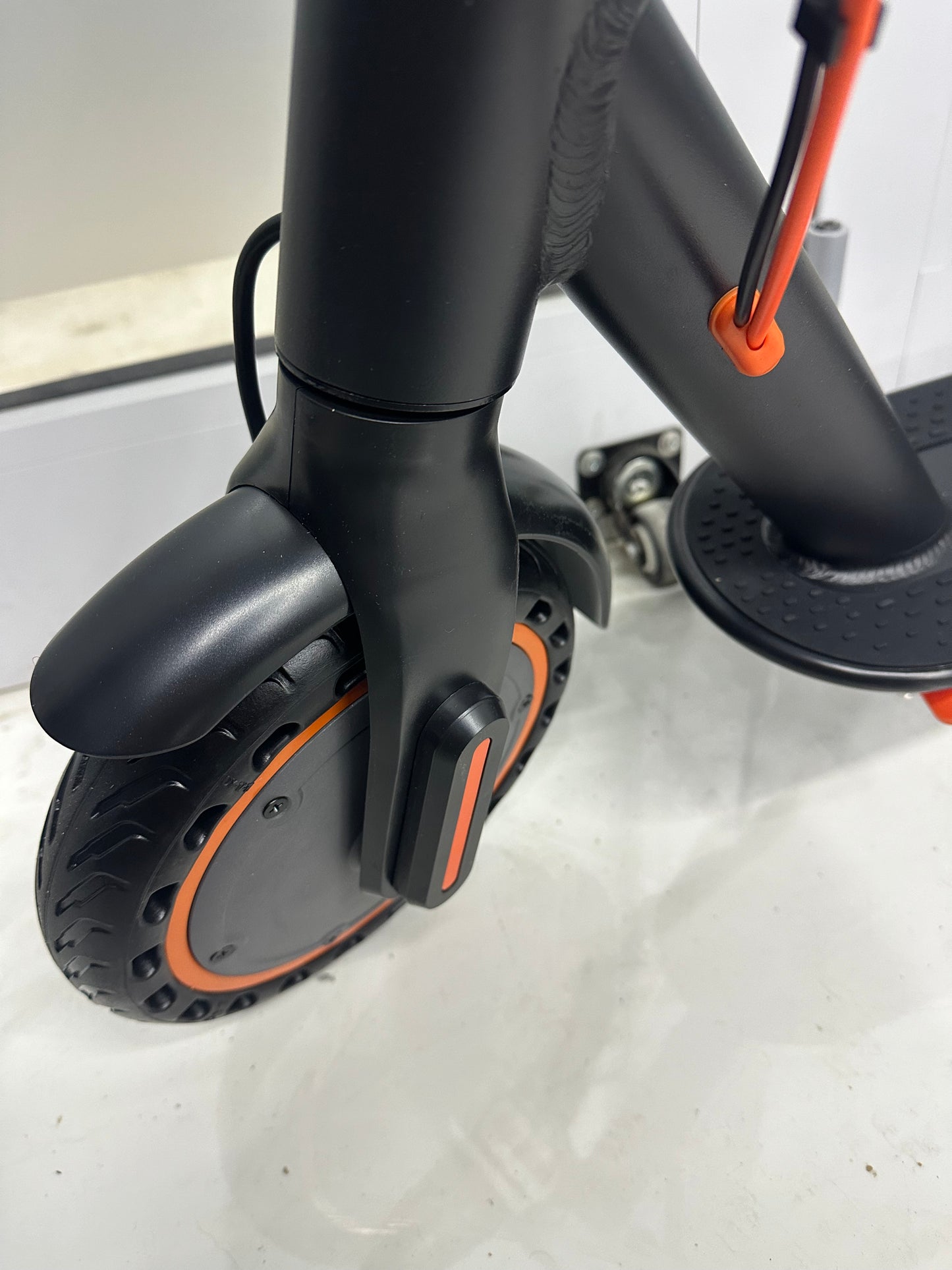 Scooter monopattino elettrico 500w di picco,350w 36v 10.4 ah autonomia 30-40km