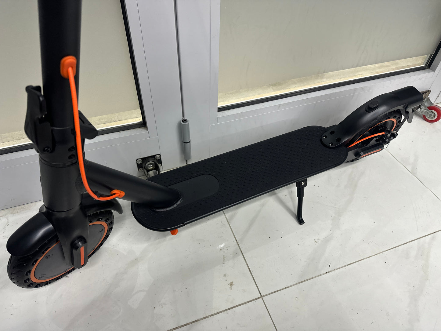 Scooter monopattino elettrico 500w di picco,350w 36v 10.4 ah autonomia 30-40km